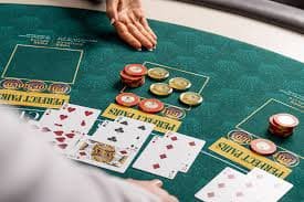 Dealer profesional di studio live Three Card Poker